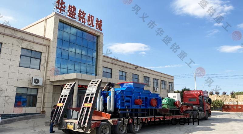 河南對(dui)輥(gun)破碎(sui)機髮貨(huo)現(xian)場