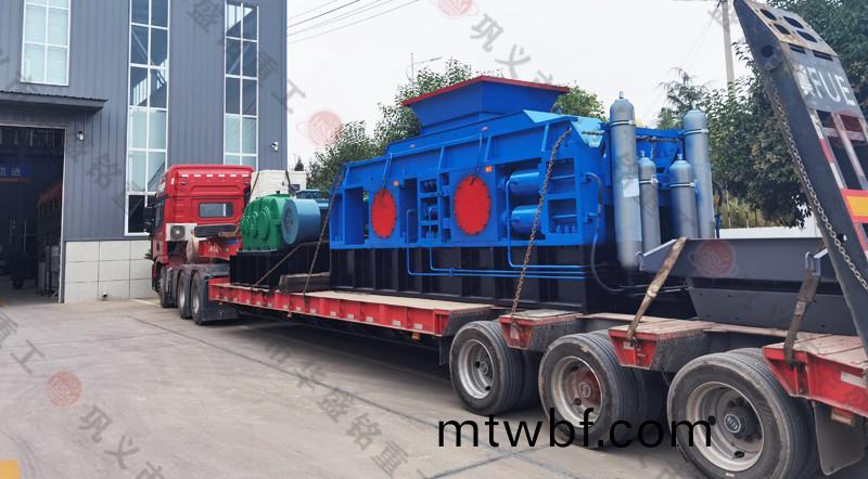 河(he)南對輥破碎機髮(fa)貨(huo)現場(chang)