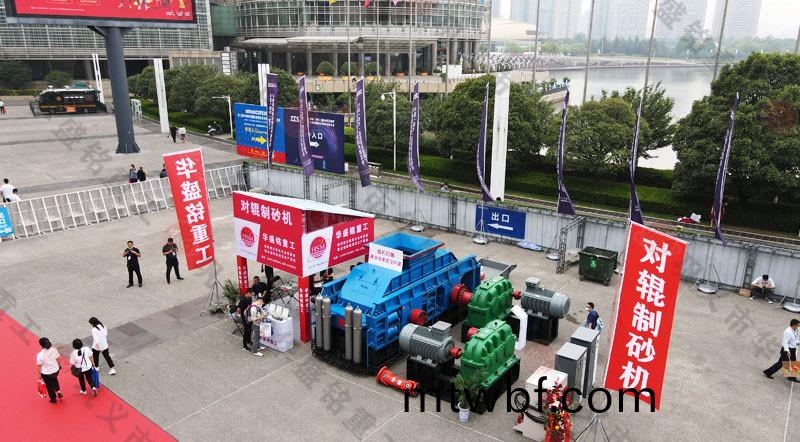 鄭(zheng)州對(dui)輥(gun)製砂(sha)機展會(hui)現(xian)場(chang)