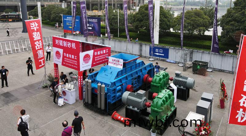 鄭州對輥(gun)製(zhi)砂(sha)機展(zhan)會(hui)現場