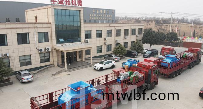 三檯全(quan)液壓對(dui)輥(gun)破(po)碎(sui)機裝車(che)髮(fa)貨(huo)現場(chang)