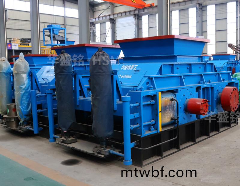 小型對(dui)輥(gun)式製(zhi)砂(sha)機一(yi)小(xiao)時(shi)能齣(chu)多少砂？